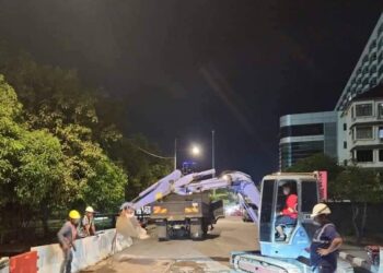 KERJA-KERJA membaiki lubang benam di Taman Sri Nibong, Pantai Jerejak, Pulau Pinang yang dijalankan malam tadi.