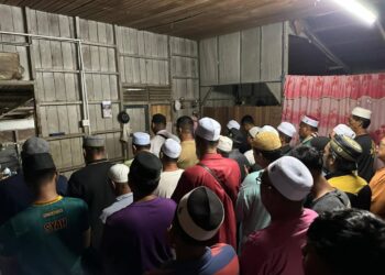 SEBAHAGIAN ahli keluarga melakukan solat jenazah sebaik
jenazah Adnan Ismail tiba di rumahnya di Kampung Ngangoh, Kuala Krai, Kelantan tengah malam tadi.-IHSAN KELUARGA.