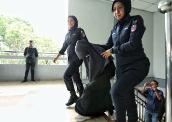 PUTERI Nurin Amalina Ahmad Daud (tengah) dibawa ke Mahkamah Sesyen Seremban pada 12 September lalu bagi didakwa atas empat pertuduhan melakukan penderaan fizikal dan penganiayaan terhadap empat kanak-kanak perempuan di sebuah pusat jagaan kanak-kanak di Rasah, Seremban Ogos lalu.-UTUSAN/MOHD. SHAHJEHAN MAAMIN.