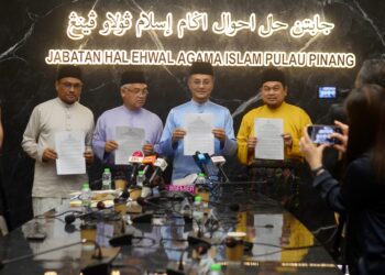 MOHAMAD Abdul Hamid (tiga dari kiri) ketika sidang akhbar mengumumkan keputusan Mesyuarat Jawatankuasa Fatwa Negeri Pulau Pinang mengenai ajaran, pegangan serta fahaman GISBH di George Town, Pulau Pinang.-UTUSAN/IQBAL HAMDAN