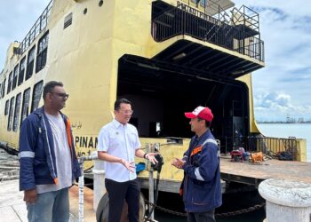 YEOH Soon Hin (tengah) ketika meninjau keadaan terkini feri ikonik Pulau Pinang di Swettenham Pier Cruise Terminal (SPCT), di George Town, Pulau Pinang, hari ini.