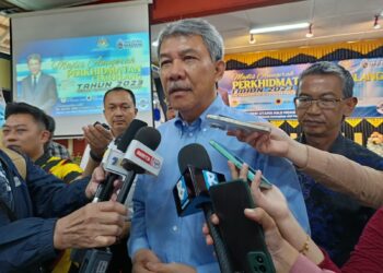 MOHAMAD Hasan ketika ditemui pemberita pada Majlis Anugerah Perkhidmatan Cemerlang (APC) Tahun 2023 di Pejabat Pendidikan Daerah (PPD) Rembau hari ini.-UTUSAN/NOR AINNA HAMZAH.