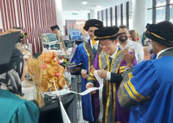 CHOW Kon Yeow (dua dari kanan) ketika menghadiri Majlis Konvokesyen Penganugerahan Sijil Program EmpowerNCER: Kemahiran dan Keusahawanan bagi tiga daerah di Seberang Perai di Butterworth Arena, Pulau Pinang.