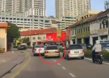 TANGKAP layar satu rakaman video menunjukkan seorang pemandu kereta jenis Proton Wira (dalam bulatan merah) memandu secara melulu dan berbahaya apabila cuba menyelit di antara beberapa buah kereta di George Town, Pulau Pinang