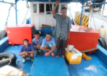 EMPAT nelayan asing Vietnam yang ditahan Maritim Malaysia Kelantan pada jarak 177 kilometer  dari Kuala Tok Bali, Pasir Puteh, Kelantan.-IHSAN MARITIM KELANTAN