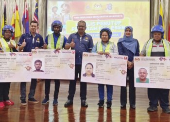 MUHAMMAD FIRDAUS Sharif bersama calon yang menerima lesen memandu kelas B2 di Auditorium Perzim Kompleks Muzium Rakyat, Banda Hilir, Melaka. - UTUSAN/AMRAN MULUP