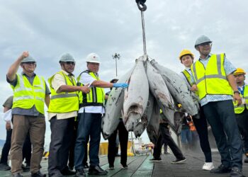 MOHAMAD Sabu (tiga dari kiri) ketika meninjau operasi pendaratan ikan tuna di Dermaga Dalam, Butterworth, Pulau Pinang hari ini.