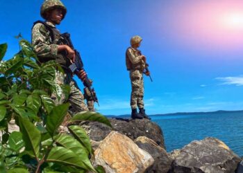 SENTIASA bersedia. Anggota tentera sentiasa berwaspada dalam memastikan keselamatan Pantai Timur Sabah sentiasa terpelihara.