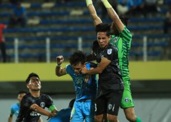 PENJAGA gol Sri Pahang FC, Muhammad Zarif Irfan Hashimuddin (kanan) cuba mengeluarkan bola daripada kawasan bahaya sekaligus menyelamatkan gawangnya daripada dibolosi oleh pemain Penang FC dalam aksi Liga Super di Stadium Bandaraya, Pulau Pinang malam ini.-GAMBAR/FB SRI PAHANG FC