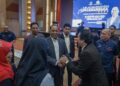 ZAMBRY Abdul Kadir beramah mesra selepas merasmikan Konvensyen Akademia 2024 di KPT Putrajaya. - UTUSAN/FAIZ ALIF ZUBIR