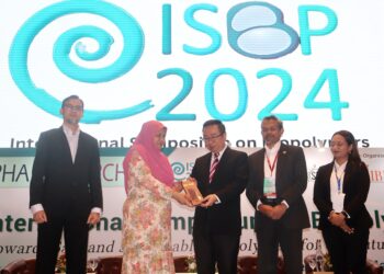 CHANG Lih Kang (tengah) ketika hadir merasmikan Simposium Antarabangsa ke-19 mengenai Biopolimer 2024 (ISBP 2024) di George Town, Pulau Pinang.-UTUSAN/IQBAL HAMDAN