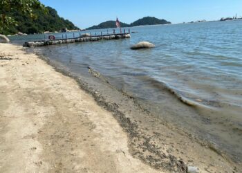 KEADAAN Pantai Esen di Pulau Pinang yang diliputi lumpur hitam petang tadi.