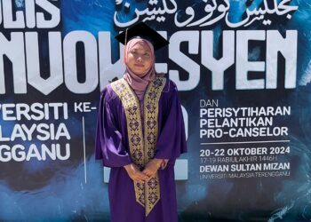 SOFEA Nia Emyra bergambar sempena meraikan Majlis Konvokesyen UMT ke-22 yang berlangsung di Dewan Sultan Mizan UMT