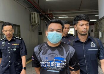 HAIKAL Hazwan (tengah) ketika tiba di Mahkamah Sesyen Butterworth, Pulau Pinang hari ini.-UTUSAN/SITI NUR MAS ERAH AMRAN