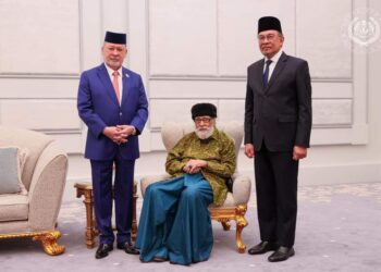 SULTAN  Ibrahim bersama Syed Muhammad Naquib Al-Attas dan Perdana Menteri Anwar ibrahim ketika majlis pengurniaaan watikah di Istana Negara hari ini.