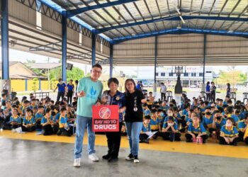 KLAUS bersama murid sekolah dalam satu kempen anti dadah di Lembah Kelang baru-baru ini.