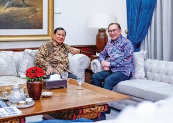 KERJASAMA antara Anwar Ibrahim dan Prabowo Subianto diharap dapat memberi fokus terhadap memperkuat demokrasi dan hak asasi manusia di kedua-dua negara. – FACEBOOK ANWAR IBRAHIM