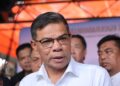 SAIFUDDIN Nasution ketika sidang media selepas sesi penyerahan sijil kelahiran dan Mykid di Hospital Kajang.-UTUSAN/AMIR KHALID