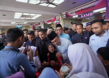 ANWAR Ibrahim beramah mesra dengan orang ramai selepas hadir menunaikan solat jumaat di Surau Ar-Rahman Presint 16, Putrajaya. - UTUSAN/FAISOL MUSTAFA