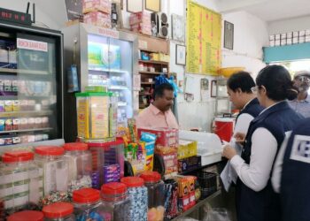 BEBERAPA pegawai penguatkuasa memeriksa sebuah restoran dalam Operasi Mega Bersepadu Akta 852 yang diketuai oleh JKNPP untuk mengesan perokok di sekitar daerah SPT dan SPT, Pulau Pinang hari ini