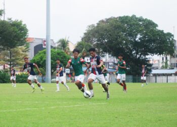 PEMAIN Melaka, Najmi Rosli cuba mengejar pemain lawan dalam aksi separuh akhir PERR Edisi Ke-102 di Stadium Hang Tuah, Melaka. - UTUSAN/AMRAN MULUP