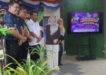 FADHLINA SIDEK (dua dari kanan) ketika hadir merasmikan Karnival Pendidikan MADANI dan Program
KV Insani Masyarakat MADANI di SK Sungai Bakap, Nibong Tebal, Pulau Pinang, kelmarin. 
IQBAL HAMDAN