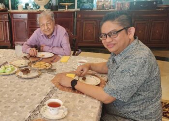 PENULIS ketika meluangkan masa bersama Dr. Mahathir Mohamad di kediaman bekas Perdana Menteri itu, baru-baru ini.