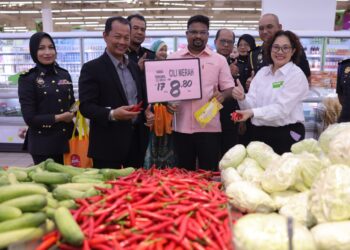 S. VEERAPAN menunjukkan label berwarna merah jambu bagi barangan yang tersenarai dalam SHMMP sempena Deepavali 2024 di sebuah pasar raya di Senawang, Seremban hari ini.-UTUSAN/NOR SHAFAWATI YUP.