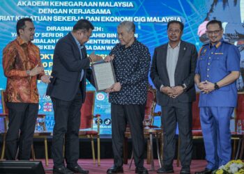 AHMAD Zahid Hamidi menerima Resolusi Konvensyen Ekonomi GIG Malaysia Madani daripada Pengerusi Sekeretariat Persatuan Pekerja dan Ekonomi GIG, Datuk Seri Sharkar Shamsudin pada Majlis Perasmian dan Penutup Konvensyen Ekonomi GIG Malaysia MADANI di Putrajaya. - UTUSAN/FAIZ ALIF ZUBIR