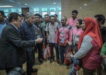 AHMAD Zahid Hamidi beramah mesra bersama pekerja p-hailing selepas Majlis Perasmian dan Penutup Konvensyen Ekonomi GIG Malaysia MADANI di PUtrajaya. - UTUSAN/FAIZ ALIF ZUBIR