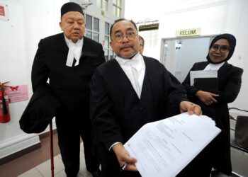 ROSLI Kamaruddin menunjukkan notis permohonan habeas corpus berkaitan kes melibatkan pimpinan tertinggi GISBH di Mahkamah Tinggi, Johor Bahru.