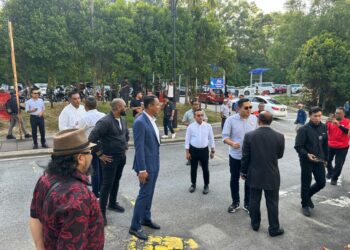 Datuk Dr Akmal Salleh dan Datuk Mohd Noor Helmy beramah mesra bersama penyokong bekas Perdana Menteri Datuk Seri Najib Abdul Razak di pekarangan Mahkamah Tinggi Kuala Lumpur, hari ini.