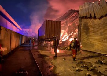 KEADAAN gudang yang terbakar di Taman Perindustrian KIP tengah malam tadi. -ihsan bomba