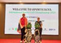 WANG Xin Yao (kanan) bersama pemain Thailand, Ajalawich Anantasethakul pada majlis penyampaian hadiah Kejohanan Golf Remaja Antarabangsa SportExcel di Tanjung Puteri Golf Resort, Johor, Ahad lalu.