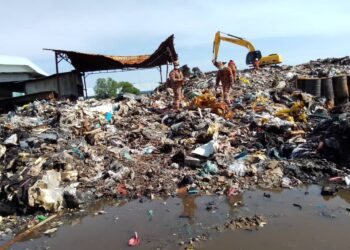 ANGGOTA bomba berusaha memadam kebakaran di tapak pengumpulan barangan kitar semula di kawasan Perindustrian Padang Tembak, Pengkalan Chepa, Kota Bharu, Kelantan-UTUSAN/ROHANA MOHD.NAWI.