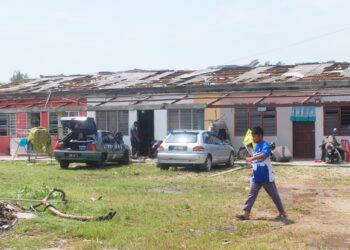 KEADAAN bumbung yang rosak dibadai ribut kencang di Kampung Permatang Darat, Kuala Sungai Baru, Masjid Tanah, Melaka. UTUSAN/AMRAN MULUP