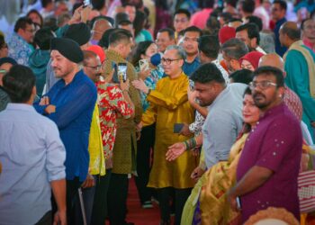 MENTERI Komunikasi, Fahmi Fadzil hadir rumah terbuka Deepavali di Sentul Depot, Kuala Lumpur hari ini.PIX/SADDAM YUSOFF