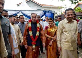 ANWAR Ibrahim (tengah) bersama SA Vigneswaran Sanasee (kanan) ketika menghadiri rumah terbuka bersempena sambutan perayaan Deepavali. - FACEBOOK/ANWAR IBRAHIM