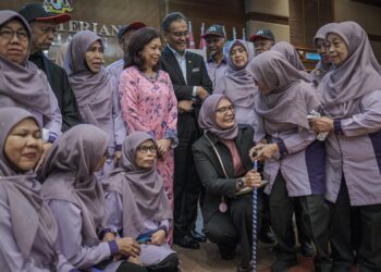 DZULKEFLY Ahmad bergambar bersama warga emas selepas merasmikan Majlis Perasmian Sambutan Hari Warga Emas Peringkat Kementerian Kesihatan Malaysia Tahun 2024 di Putrajaya. - UTUSAN/FAIZ ALIF ZUBIR