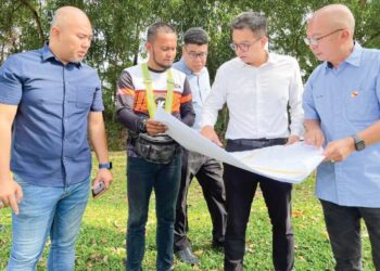 WAYNE melawat tapak dan berbincang kerja-kerja menaik taraf jalan dan perparitan di sekitar Taman Perindustrian Balakong Jaya yang bakal bermula tidak lama lagi.