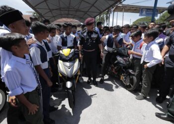 MOHD.  Yusri Hassan Basri (tengah) bersama pelajar pada  Program Advokasi Kesedaran Keselamatan Jalan Raya dan Op Khas Motosikal 2024 di  SMK Anderson di Ipoh hari ini. - UTUSAN