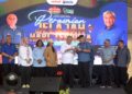 AHMAD Zahid Hamidi (empat dari kanan) menerima cenderahati pada Hari Terbuka Malaysia Madani, Unisel Depani dan Kelapa Fest di Bagan Datuk hari ini. - UTUSAN/ZULFACHRI ZULKIFLI