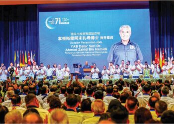 AHMAD Zahid Hami berucap merasmikan Perhimpunan Agung Tahunan MCA ke-71 di Kuala Lumpur, semalam. Turut hadir, Mohamad Hasan, Wee Ka Siong, dan Mah Hang Soon. – FACEBOOK/ZAHID HAMIDI