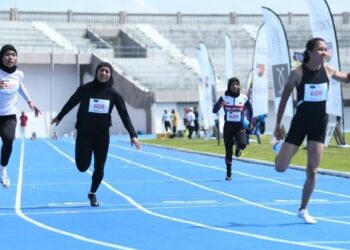 Zaidatul Husniah Zulkifli (kanan) tiba di garisan penamat dalam acara 100 meter Kejohanan Terbuka Perlis Super Series di Kangar, semalam. - UTUSAN/IZLIZAN OTHMAN