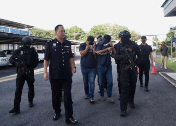 TERTUDUH, Mazuan Hanafi dan Muhd. Asyraf Idris dikawal ketat polis selepas dihadapkan ke Mahkamah Majistret atas pertuduhan membunuh Sabari Baharom di Jitra, Kubang Pasu. - UTUSAN/ SHAHIR NOORDIN