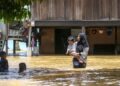 KAWASAN rumah di Kampung Kubang Betong di daerah Kubang Pasu merupakan antara lokasi terjejas banjir. -UTUSAN/ SHAHIR NOORDIN