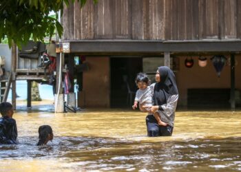 KAWASAN rumah di Kampung Kubang Betong di daerah Kubang Pasu merupakan antara lokasi terjejas banjir. -UTUSAN/ SHAHIR NOORDIN