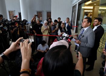 MOHAMAD Nizar Najib (dua dari kanan) membaca kenyataan dan permohonan maaf Najib Tun Razak 
di Kompleks Mahkamah Kuala Lumpur, semalam. – UTUSAN/SYAKIR RADIN