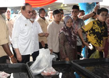 ANWAR Ibrahim melawat gerai Jualan Rahmah  pada lawatan kerja dan Majlis Ramah Mesra Bersama Masyarakat Padang Rengas di Dataran Arena Square Pekan Isnin di Padang Rengas hari ini. - UTUSAN/ZULFACHRI ZULKIFLI