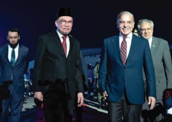 Shehbaz Sharif mengiringi Anwar Ibrahim sebaik sahaja Perdana Menteri tiba di Pangkalan Tentera Udara Pakistan, Nur Khan di Punjab, Pakistan malam semalam bagi memulakan lawatan kerja ke negara itu.